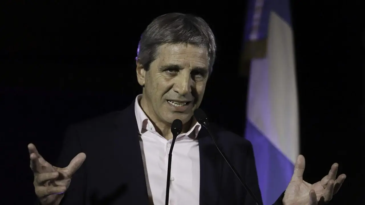 Caputo anunció préstamos en dólares para empresas y negó ayuda a familias endeudadas