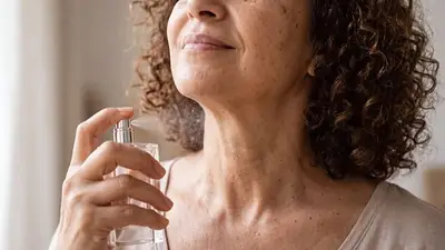 mujer poniéndose perfume. mujer poniéndose perfume.