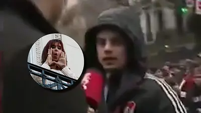 Se infiltró entre los libertarios y dijo "aguante Cristina" en un móvil. Se infiltró entre los libertarios y dijo "aguante Cristina" en un móvil.