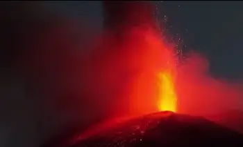 Riesgo por el volcán Etna: hay 700 vuelos cancelados y miles de turistas varados | Volcán etna