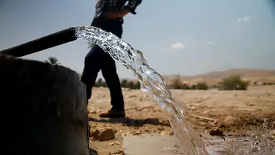 Colonos israelíes desvían aguas palestinas para llenar una piscina en Cisjordania Colonos israelíes desvían aguas palestinas para llenar una piscina en Cisjordania