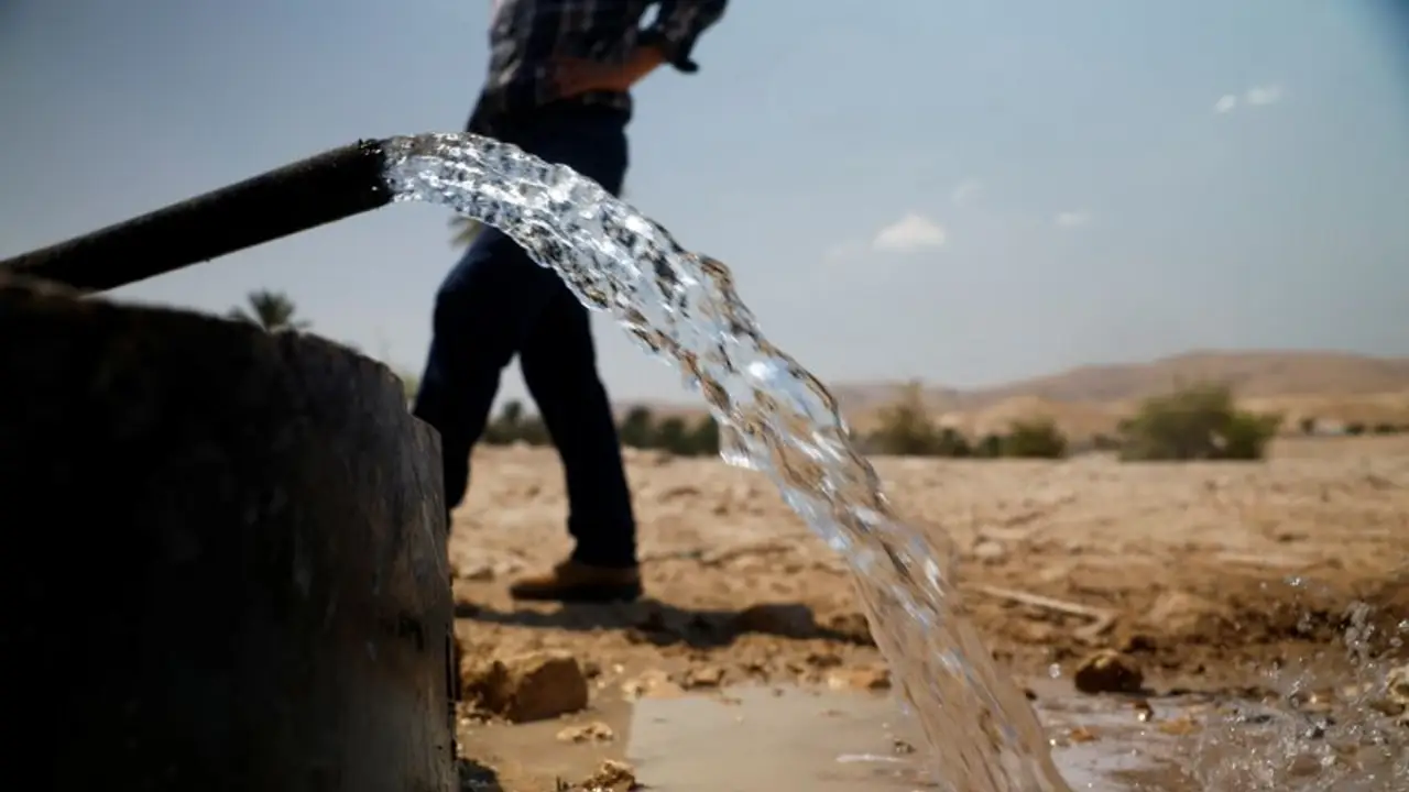 Colonos israelíes desvían aguas palestinas para llenar una piscina en Cisjordania