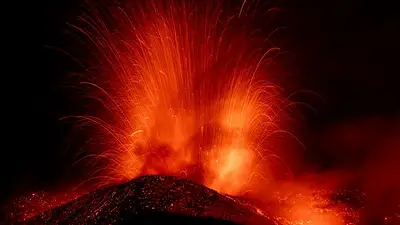 La erupción del Etna prolonga hasta el sábado el cierre del aeropuerto de Catania, en Sicilia La erupción del Etna prolonga hasta el sábado el cierre del aeropuerto de Catania, en Sicilia