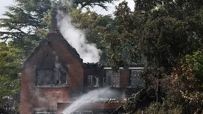 Incendios forestales en Reino Unido alcanzan niveles récord; casa arden por intensas olas de calor Incendios forestales en Reino Unido alcanzan niveles récord; casa arden por intensas olas de calor