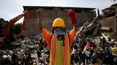 Carrera para rescatar a sobreviviente atrapado ofrece esperanza en zona del terremoto en Colombia Carrera para rescatar a sobreviviente atrapado ofrece esperanza en zona del terremoto en Colombia