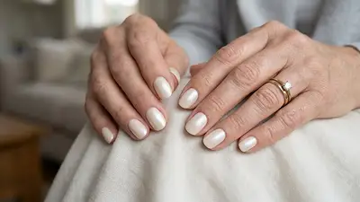 Uñas efecto perla para las +60. Uñas efecto perla para las +60.
