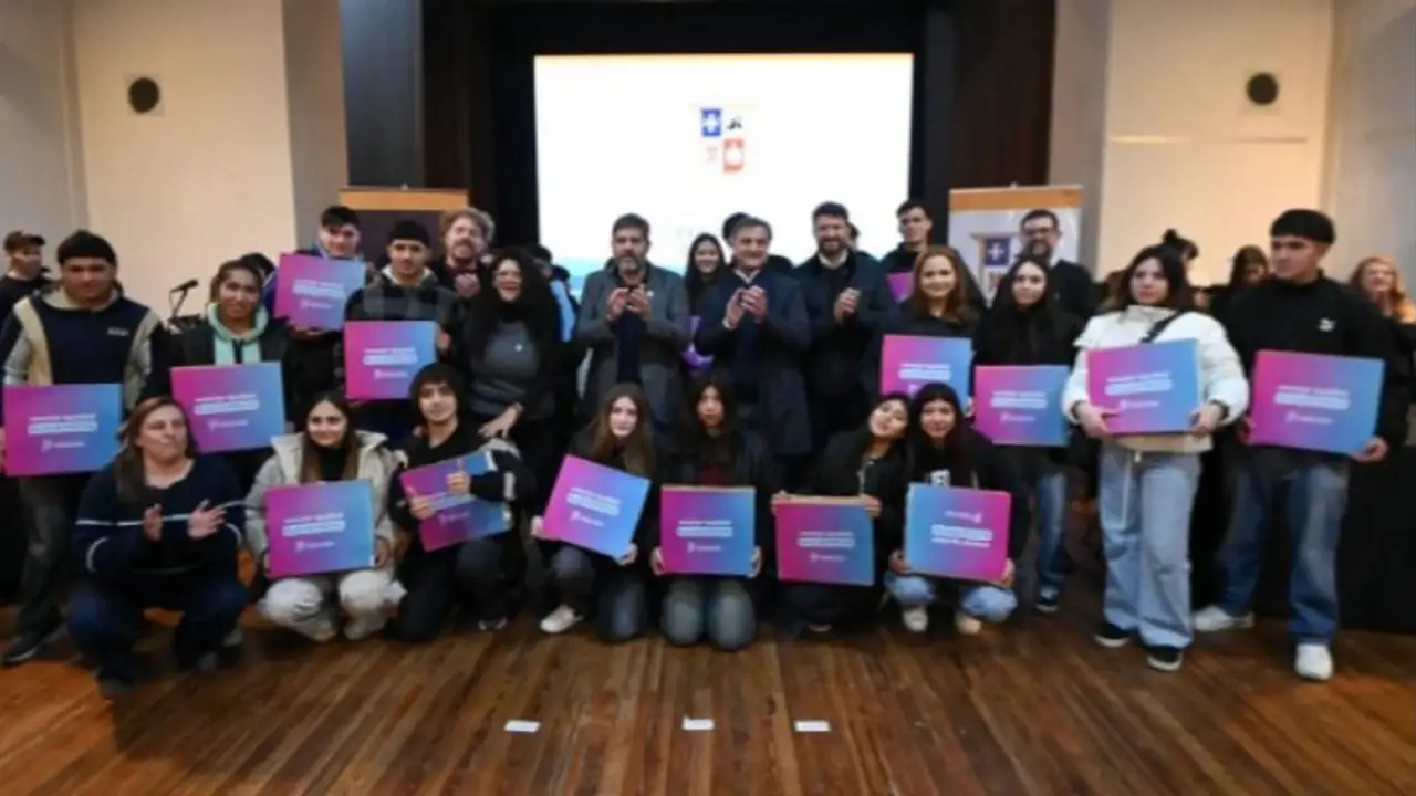 Con computadoras y nuevos convenios, la Provincia refuerza su presencia en Exaltación de la Cruz