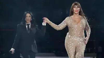 Lali Espósito junto a Moria Casán sobre el escenario. Lali Espósito junto a Moria Casán sobre el escenario.