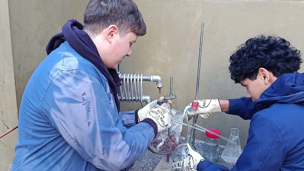 Estudiantes argentinos encontraron la clave para dos problemas mundiales: crearon combustible a base de plásticos