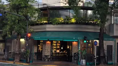 Sofá, un bar. Sofá, un bar.