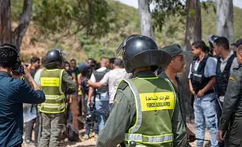 Marruecos frena un cruce masivo a Ceuta y expulsa a periodistas que cubrían la crisis | España