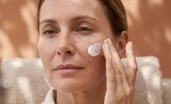 La rutina de 4 pasos para mujeres +60: los consejos de una experta para cuidar la piel | Belleza