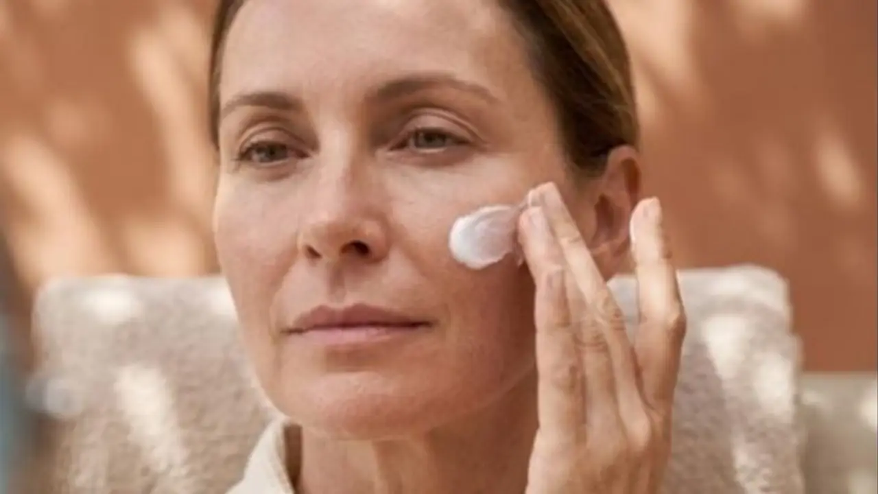 mujer más 60 se pone crema.
