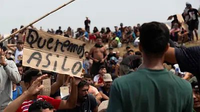 Cientos de migrantes organizan protesta y reclaman asilo en localidad española de Ceuta Cientos de migrantes organizan protesta y reclaman asilo en localidad española de Ceuta