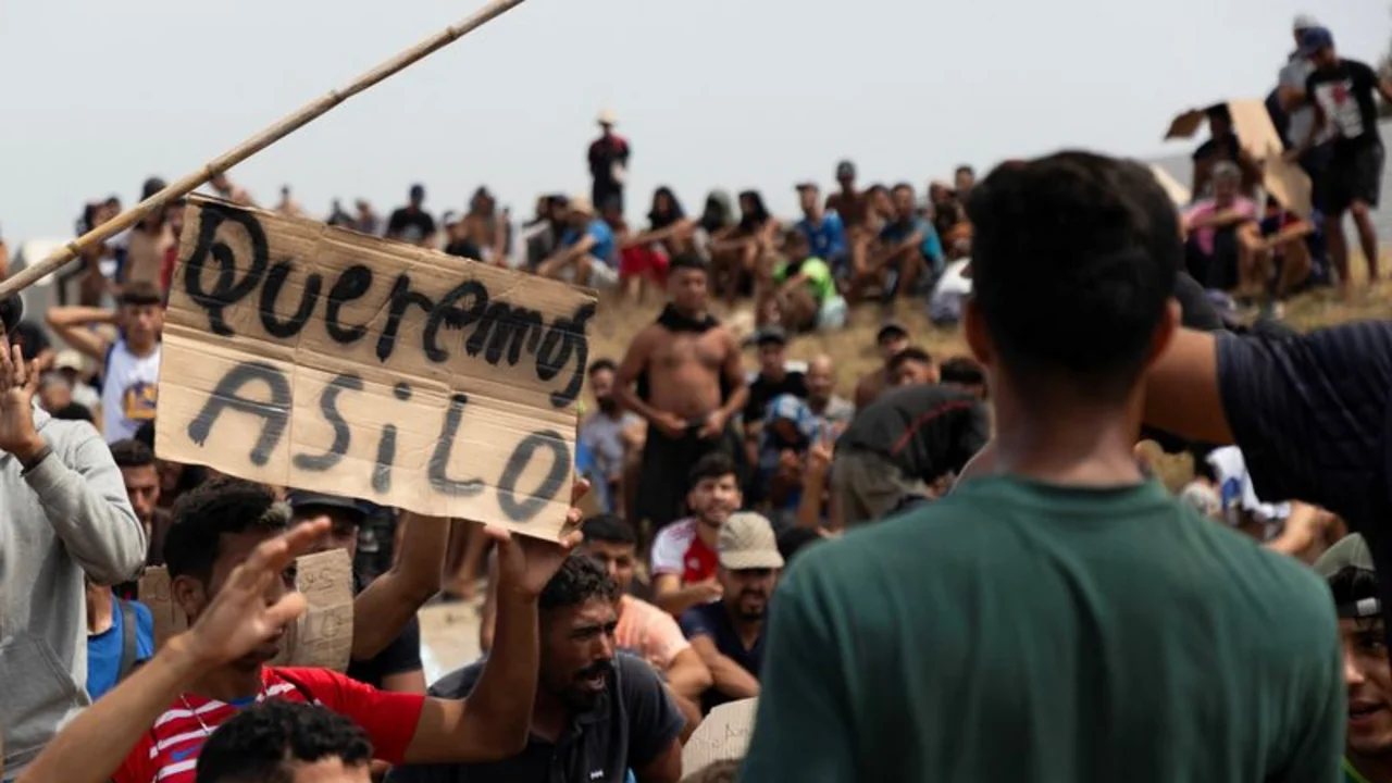 Cientos de migrantes organizan protesta y reclaman asilo en localidad española de Ceuta