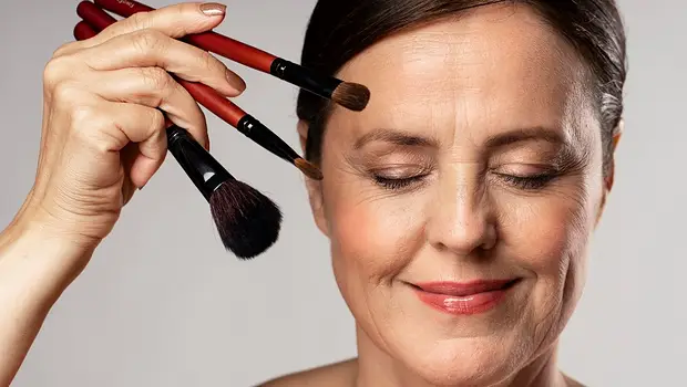 El error de maquillaje que más envejece después de los 60 | Tendencias