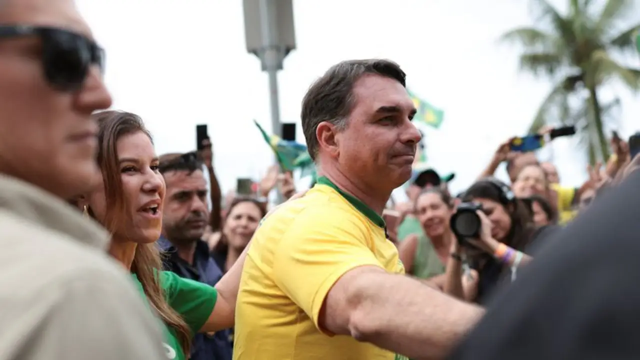Flávio Bolsonaro inicia campaña a presidencia de Brasil con promesa de recortar gastos e impuestos, entre otros