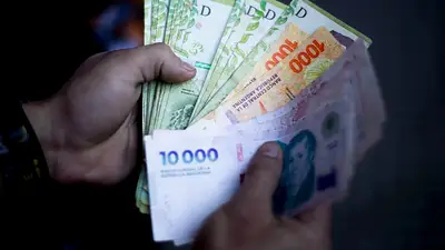 Dinero. Dinero.