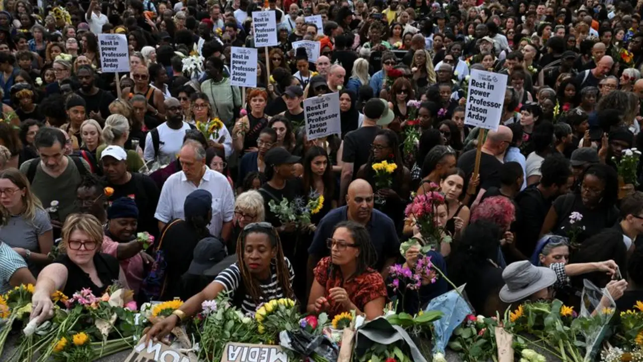 Miles de personas se reúnen en Londres en una vigilia en homenaje al académico Arday