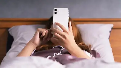 Persona con el celular. Persona con el celular.