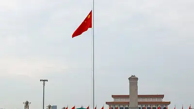 China iza las banderas a media asta y refuerza las medidas de seguridad por el funeral de Zhu Rongji China iza las banderas a media asta y refuerza las medidas de seguridad por el funeral de Zhu Rongji