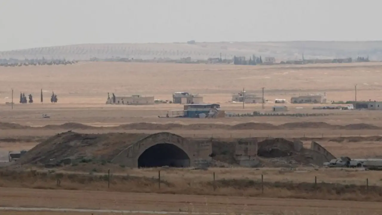 Ataques israelíes alcanzan una base siria; enviado de EEUU muestra preocupación por escalada