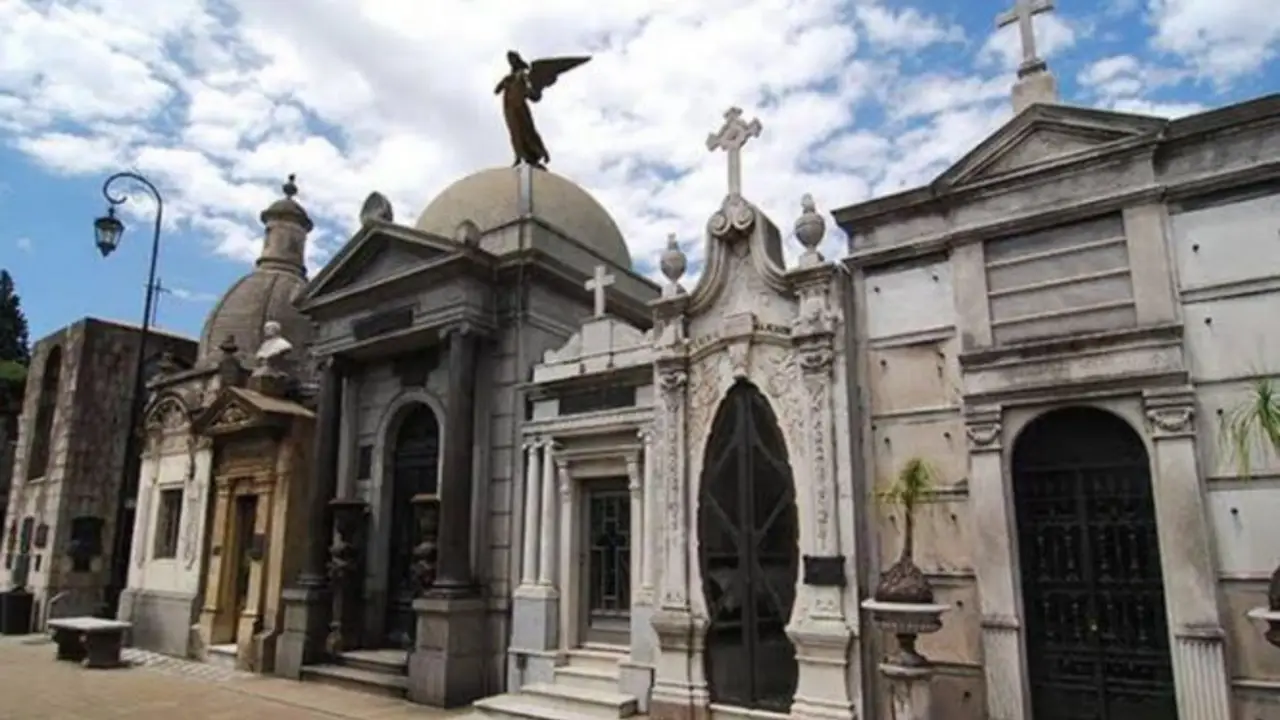 De bóveda del cementerio a gastronomía: licitan un nicho de la Recoleta para un local gastronómico