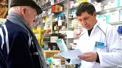 Jubilado en la farmacia. Jubilado en la farmacia.