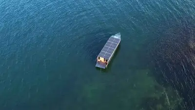 Construyó un barco propulsado por energía solar y recorrió casi 6000 kilómetros sin usar combustible Construyó un barco propulsado por energía solar y recorrió casi 6000 kilómetros sin usar combustible