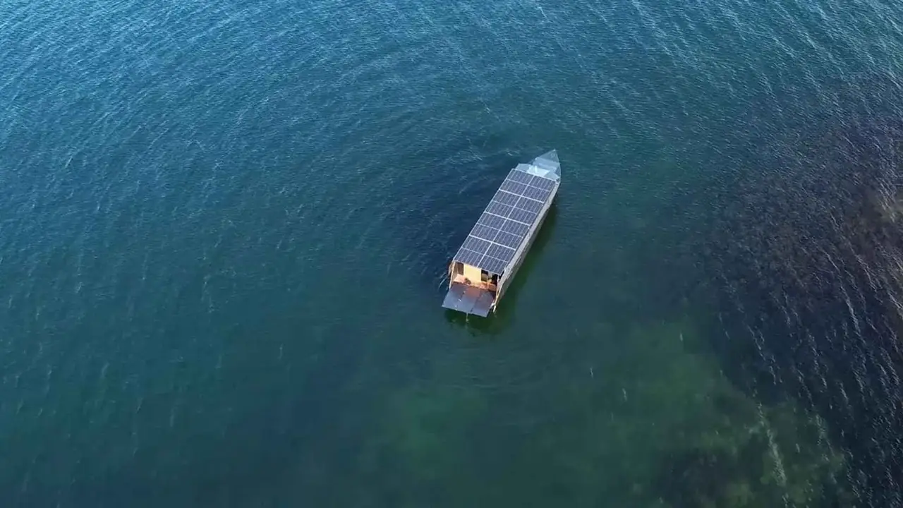 Construyó un barco propulsado por energía solar y recorrió casi 6000 kilómetros sin usar combustible