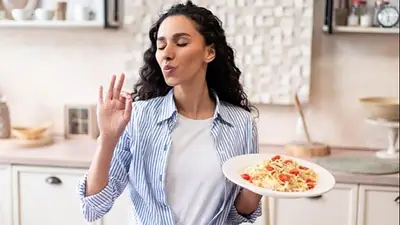 mujer comiendo saludable. mujer comiendo saludable.