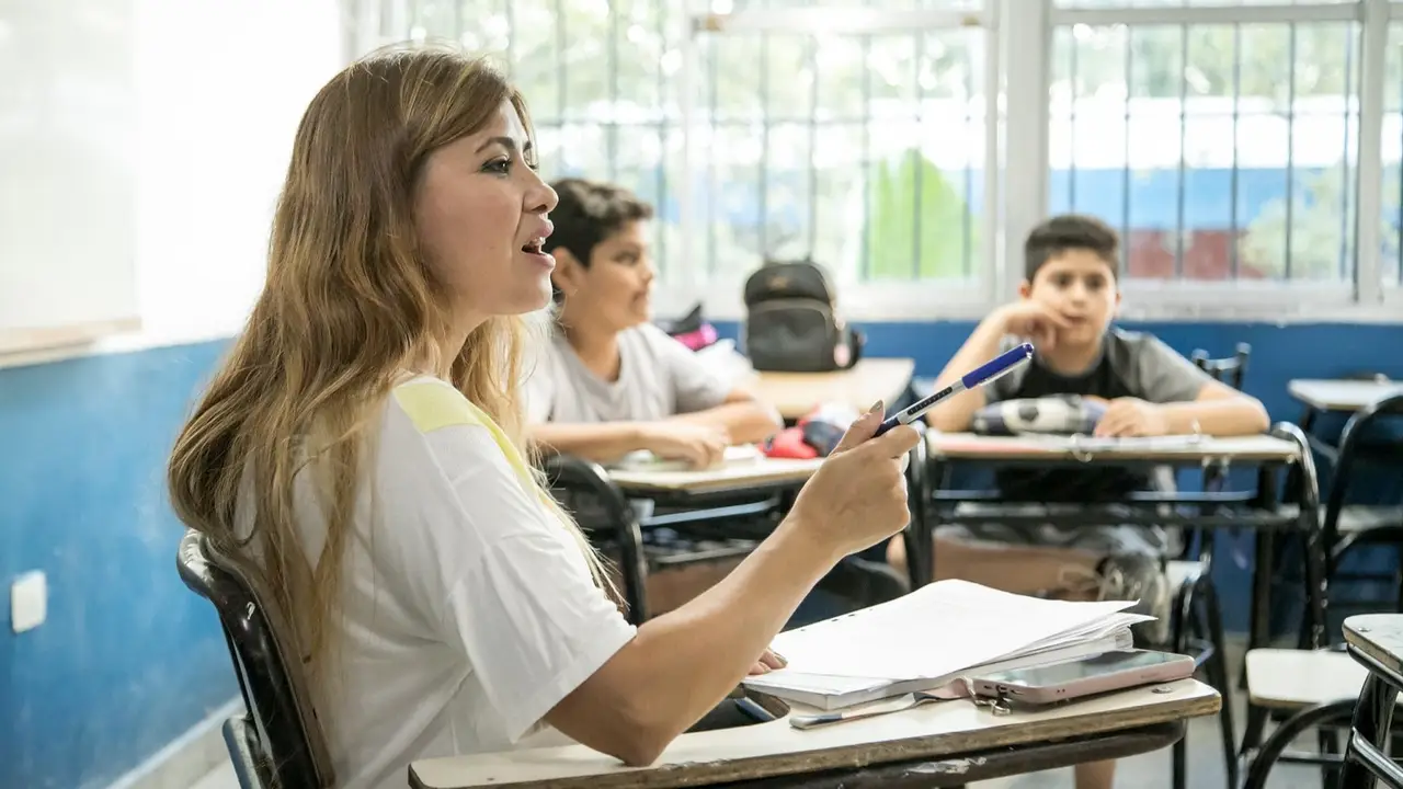 Docente en clase.