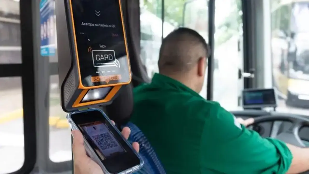 Una persona pagando el boleto del colectivo con el celular