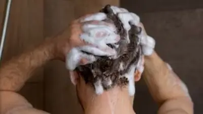 persona lavándose el pelo. persona lavándose el pelo.