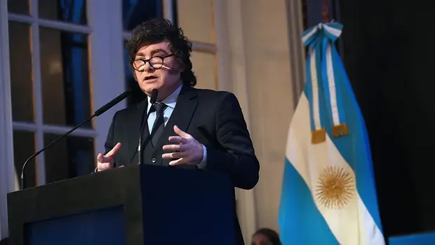 Milei defiende su modelo en una cumbre de ultraderecha en el Sheraton | Seguimiento minuto a minuto