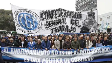 La CGT, CTA y la UTEP se movilizaron en contra de la morosidad y endeudamiento familiar
