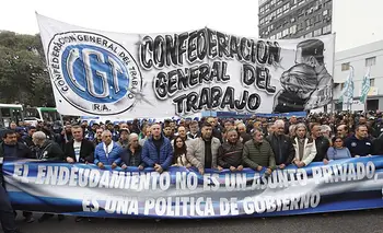 La CGT, CTA y la UTEP se movilizaron en contra de la morosidad y endeudamiento familiar | Al ministerio de economía