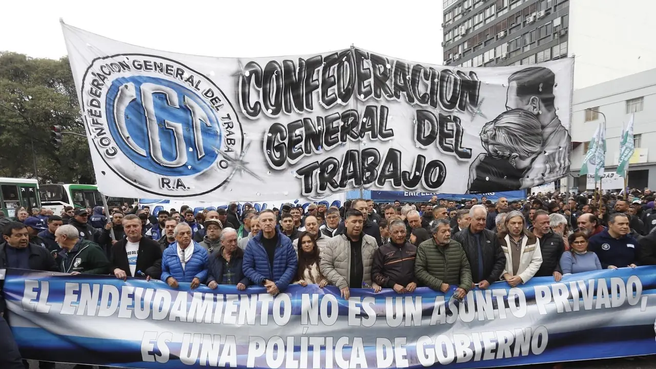 La CGT, CTA y la UTEP se movilizaron en contra de la morosidad y endeudamiento familiar