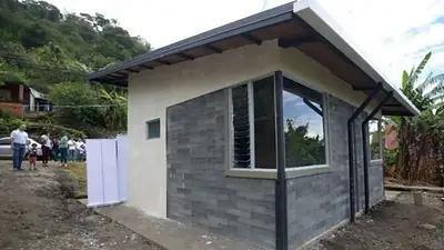 Ahorró durante casi 10 años y construyó una casa con 7,5 toneladas de plástico reciclado: la historia Ahorró durante casi 10 años y construyó una casa con 7,5 toneladas de plástico reciclado: la historia
