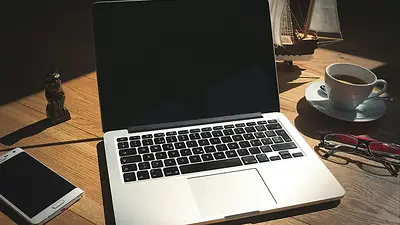 Notebook sobre un escritorio para convertir documentos a PDF online Notebook sobre un escritorio para convertir documentos a PDF online