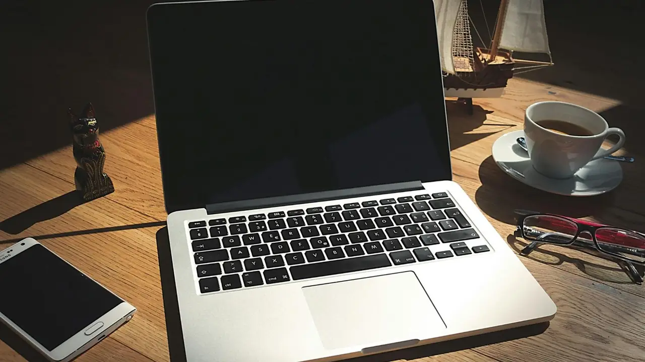 Notebook sobre un escritorio para convertir documentos a PDF online