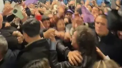 Pogo y cantito antikirchnerista: así fue la salida de Milei de la Bolsa de Comercio de Rosario Pogo y cantito antikirchnerista: así fue la salida de Milei de la Bolsa de Comercio de Rosario