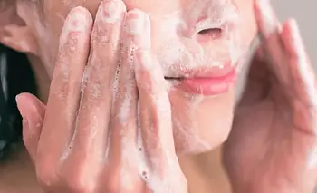 Este el error más común al lavar la cara, según cosmetólogos | Belleza