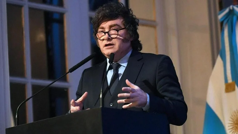 Acosado por la crisis de morosidad, Milei intenta frenar el reclamo en el Congreso y, si sale la ley, la vetará