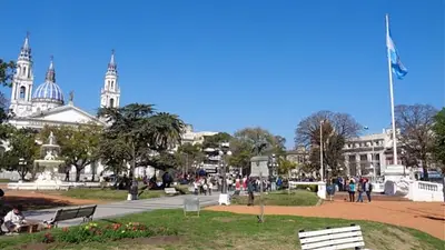 Remodelaron una plaza de CABA y descubrieron un cementerio debajo: la historia poco conocida que data del 2006 Remodelaron una plaza de CABA y descubrieron un cementerio debajo: la historia poco conocida que data del 2006