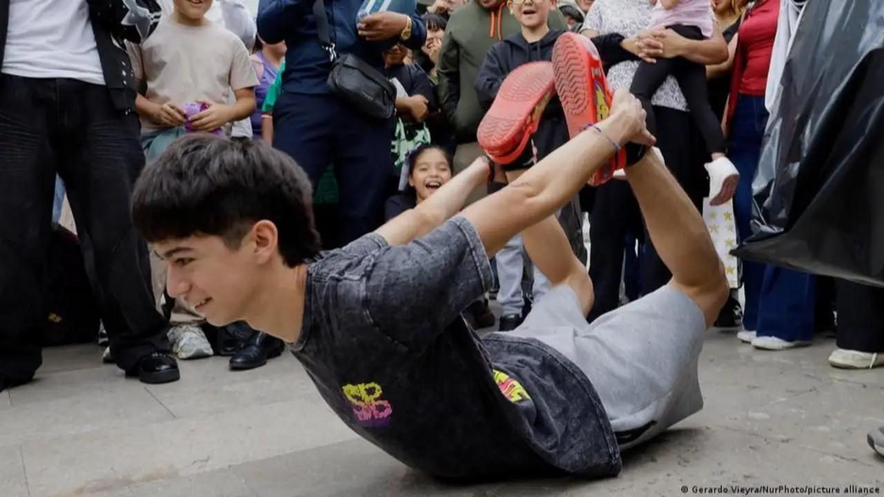 Farmear aura: el reto viral que pasó de las redes a las calles de Latinoamérica