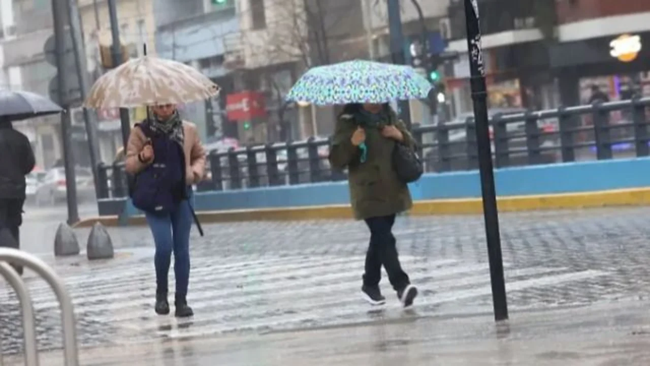 Personas bajo la lluvia