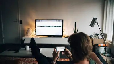 hombre ve televisión hombre ve televisión