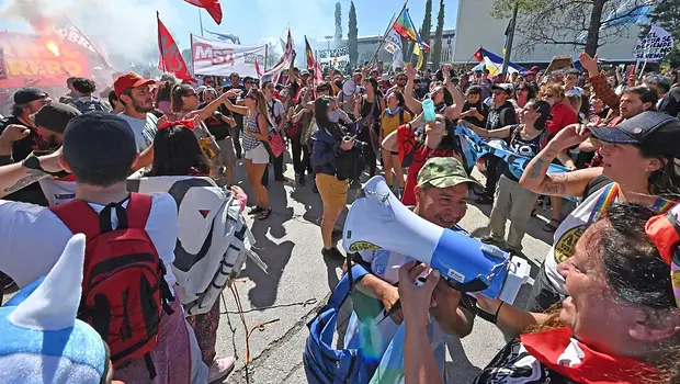 El ajuste de Milei detona las provincias: caen los fondos, crecen las protestas | Crisis económica