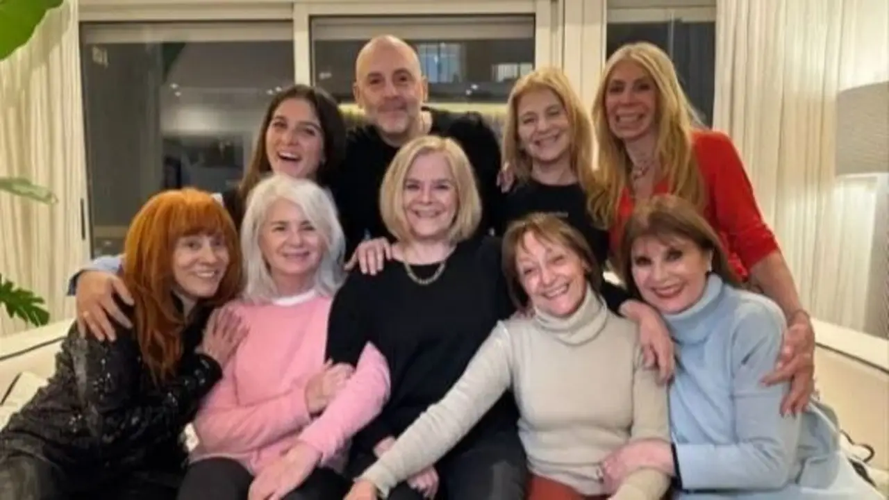 8 mujeres